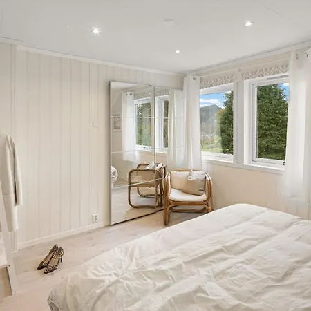 A Beautiful 3-bedroom With Stunning Views And Free Parking شقة *