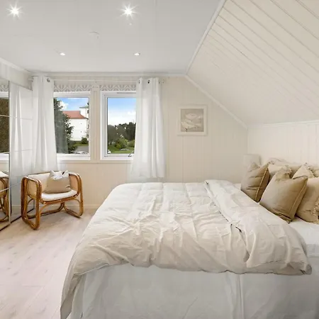 A Beautiful 3-bedroom With Stunning Views And Free Parking * برغن