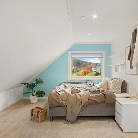 A Beautiful 3-bedroom With Stunning Views And Free Parking شقة *