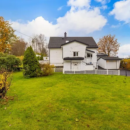 Апартаменты A Beautiful 3-bedroom With Stunning Views And Free Parking *