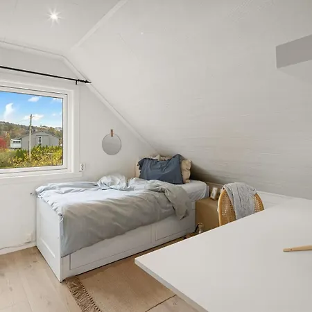 A Beautiful 3-bedroom With Stunning Views And Free Parking 베르겐