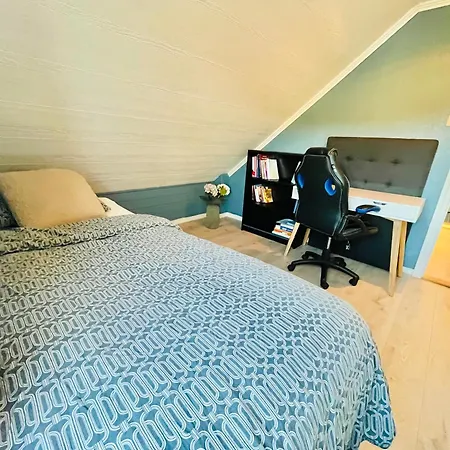 A Beautiful 3-bedroom With Stunning Views And Free Parking برغن