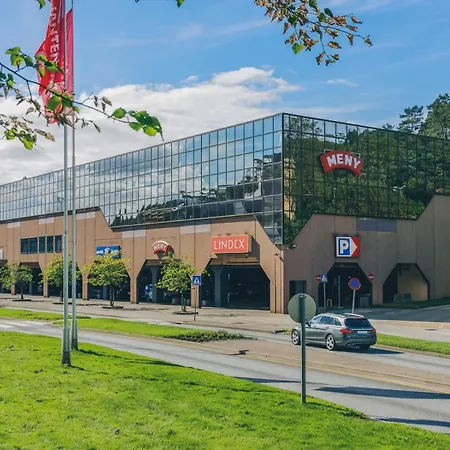 A Beautiful 3-bedroom With Stunning Views And Free Parking شقة *