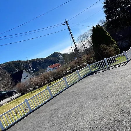 A Beautiful 3-bedroom With Stunning Views And Free Parking *