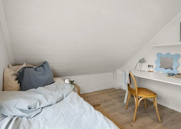 A Beautiful 3-bedroom With Stunning Views And Free Parking *