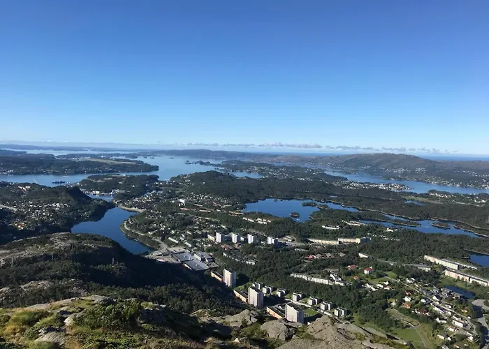 A Beautiful 3-bedroom With Stunning Views And Free Parking Apartmán Bergen