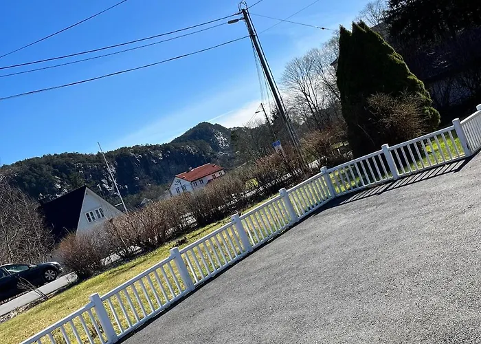 A Beautiful 3-bedroom With Stunning Views And Free Parking *