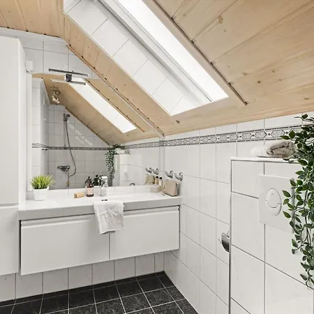 A Beautiful 3-bedroom With Stunning Views And Free Parking Lejlighed Bergen