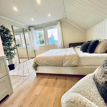 Lejlighed A Beautiful 3-bedroom With Stunning Views And Free Parking Bergen