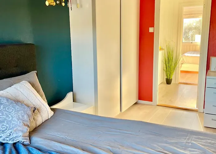 Apartment A Beautiful 3-bedroom With Stunning Views And Free Parking *